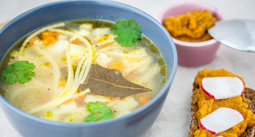 Один ингредиент портит вкус куриного бульона: добавляет каждый второй – вот чем заменить