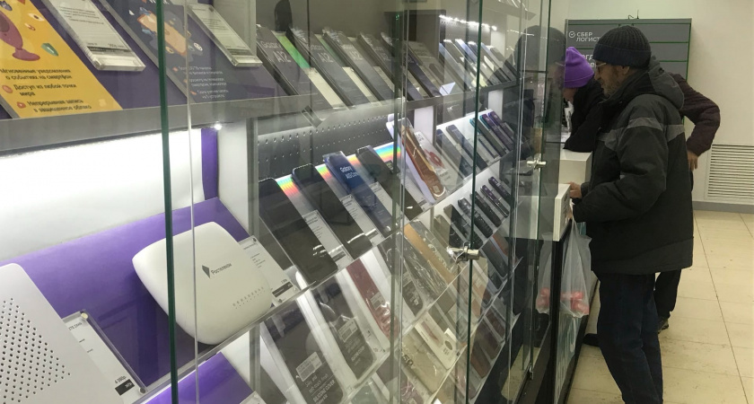 Сотрудница салона связи в Ухте спасла деньги пенсионерки от мошенников