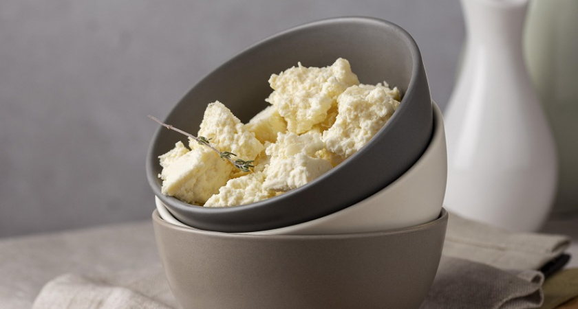 Творожный сыр не покупаю, готовлю своими руками за 15 минут: секрет в замороженном кефире