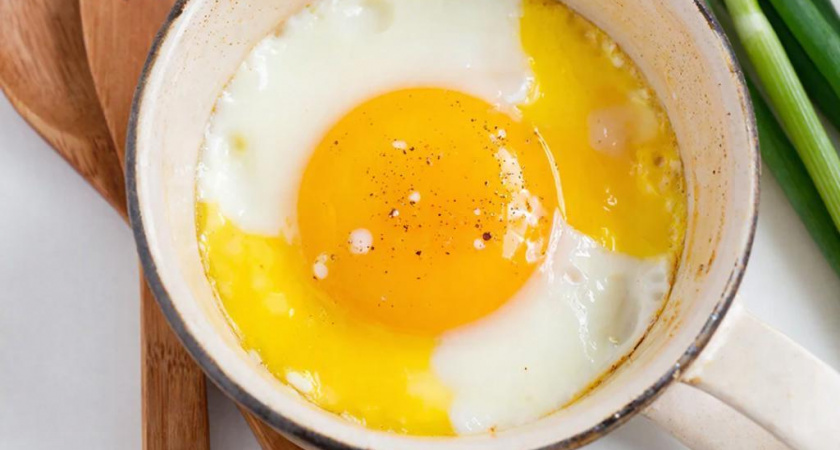 Яичницу на сковородке больше не жарю — использую простую кружку: получается в 2 раза вкуснее