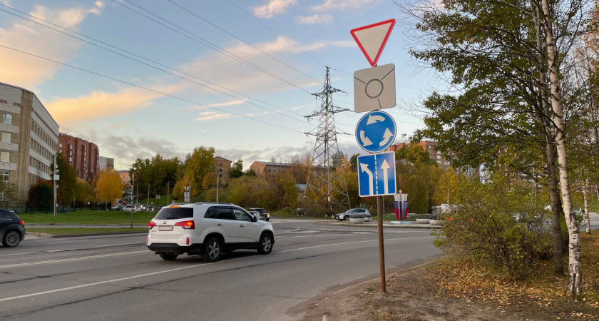 Почему большинство водителей в России не умеют правильно проезжать перекресток с круговым движением