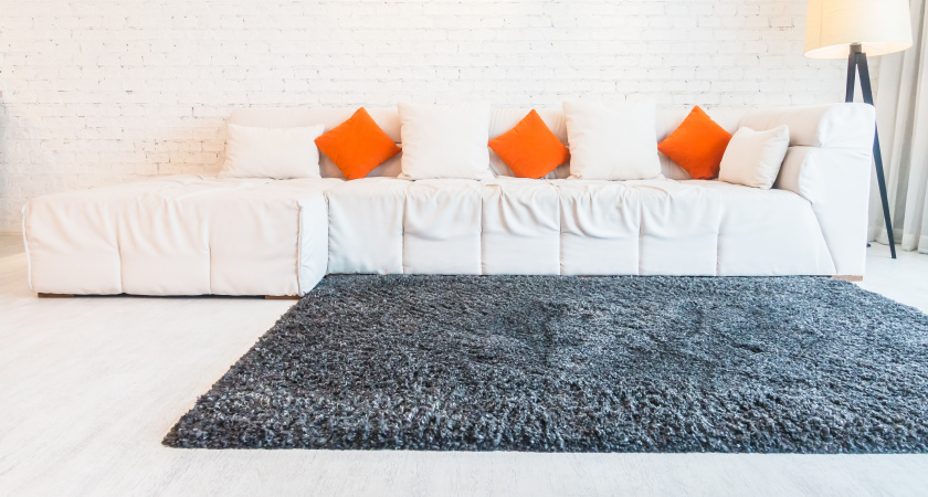 Ковер становится таким чистым, что жалко наступать: убираю всю грязь за несколько минут — поможет всего одна мелочь