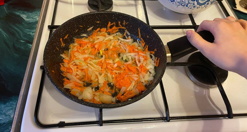 Секрет идеальной зажарки: Что отправить на сковороду первым — лук или морковь?