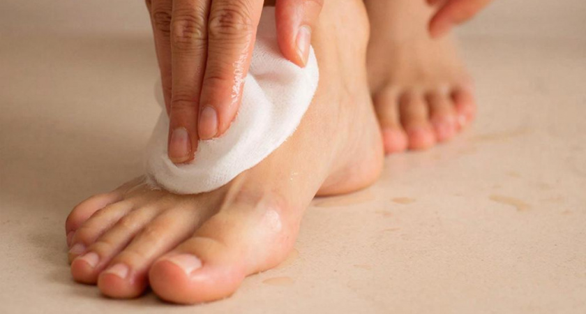 1 ложка на 3 литра воды и пятки будут такими нежными, чем у младенцев: эффективный метод домашнего ухода за ногами