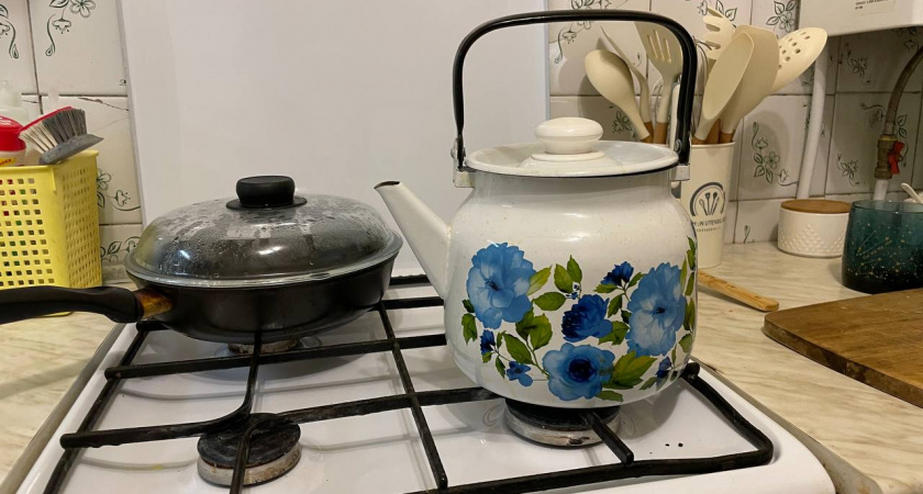 Кидаю 3 кусочка в чайник — и накипь исчезает моментально: лайфхак безопасен для здоровья и прибора