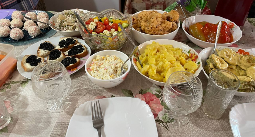 Сходила на юбилей: подарила 5000 руб, попила воды и уехала домой голодная — а хозяева были в восторге от праздника