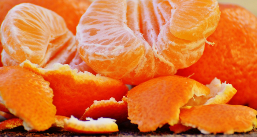 Мандариновые корки заливаю уксусом — моя зимняя находка для дома: любимый лайфхак умных хозяек