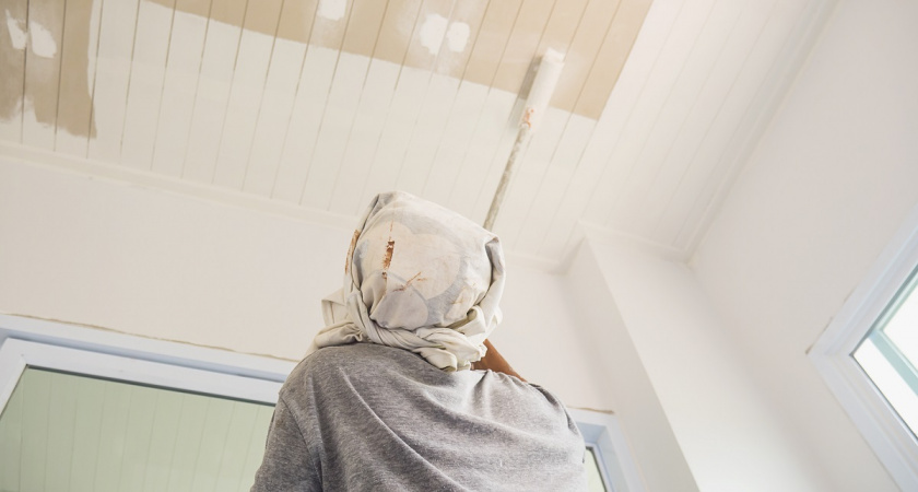 Что красить первым — потолок или стены: 1 ключевое правило для идеальной отделки