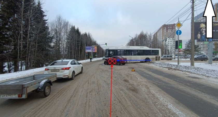 В Коми водитель на Renault Logan подрезал пассажирский автобус