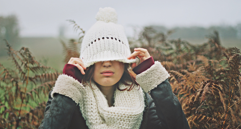 5 шапок, превращающие женщин в старых "деревенских" тёток, и 5 модных шапок для зимнего сезона 2026