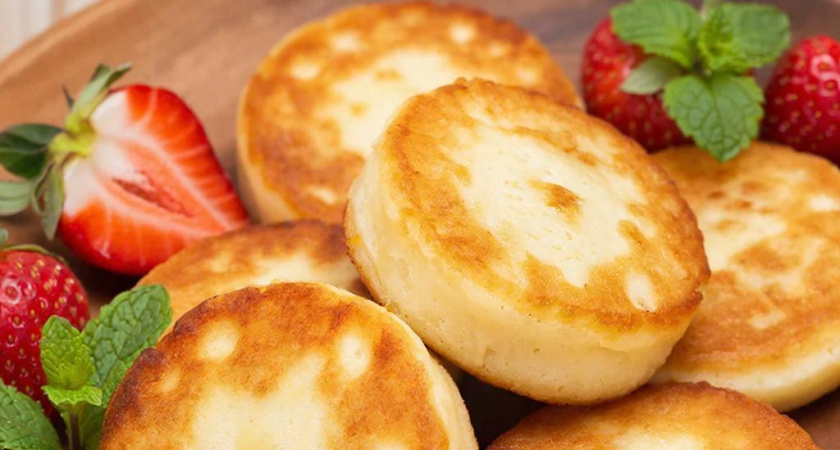 Методом проб и ошибок, я нашла для себя рецепт идеальных сырников: творожный вкус и не разваливаются во время жарки – делюсь