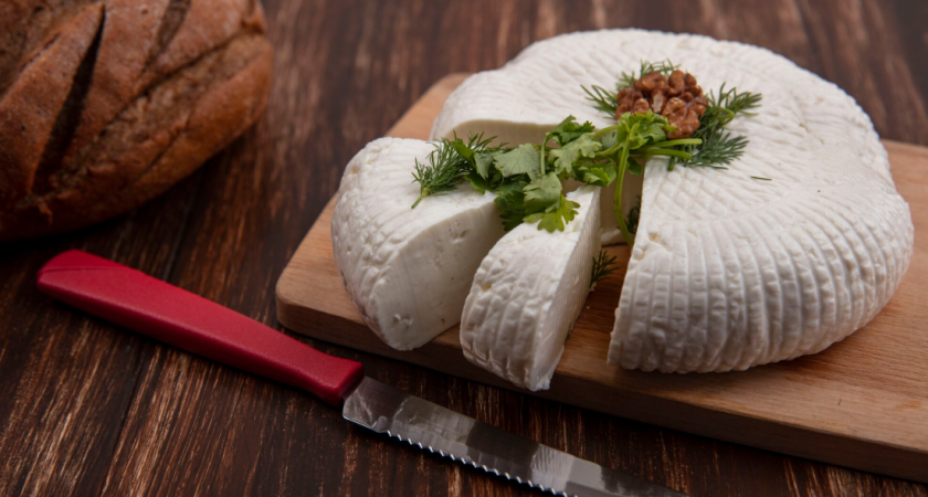 Наливаю молоко в банку и оставляю на всю ночь: утром радую семью сыром Филадельфия - сливочная нежность на завтрак 