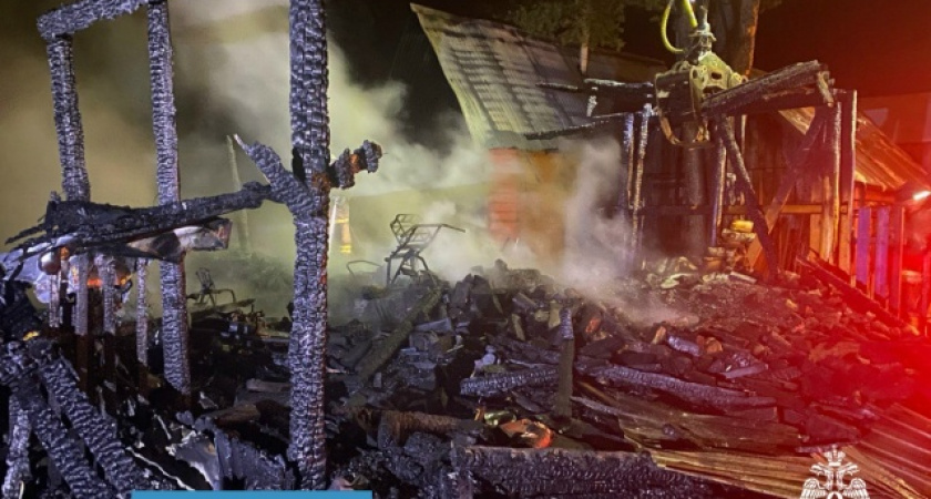 За сутки в Коми сгорели гараж и хозяйственная постройка