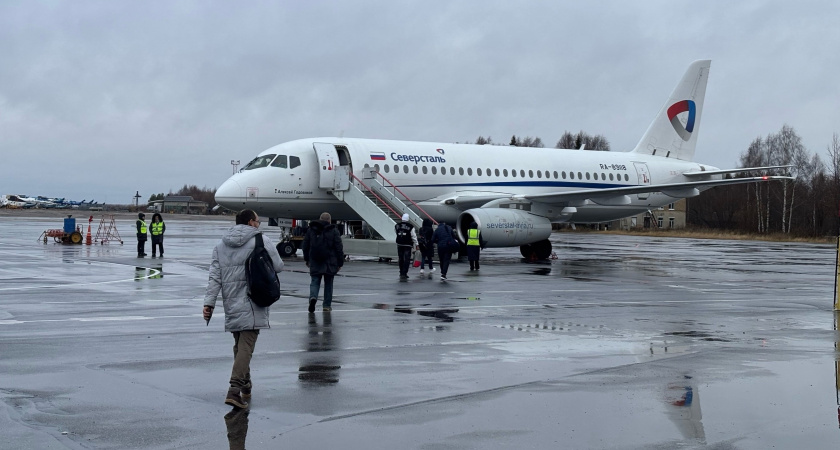 Стюардесса популярно объяснила — в самолет нельзя надевать джинсы или кроссовки: вот почему