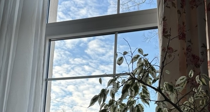 Холод лезет в окна даже с тройным стеклопакетом: 3 монтажные ошибки, которые воруют тепло — и как их исправить без замены окон