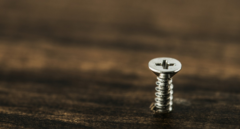 Знакомый мастер подсказал как без помощи сверла вкрутить саморез в край доски, что бы она не треснула