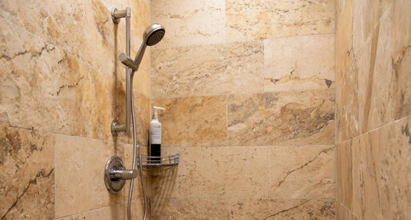 Забудьте о штукатурке и плитке: эксперты советуют крутой материал для отделки ванной — очень гибкий и легкий