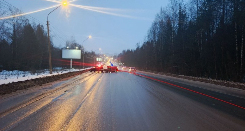 В Коми водитель с сотней нарушений стал виновником аварии с беременной пассажиркой