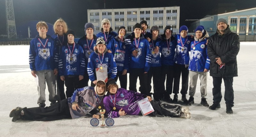 Команда из Коми победила на турнире по хоккею с мячом в Кирове