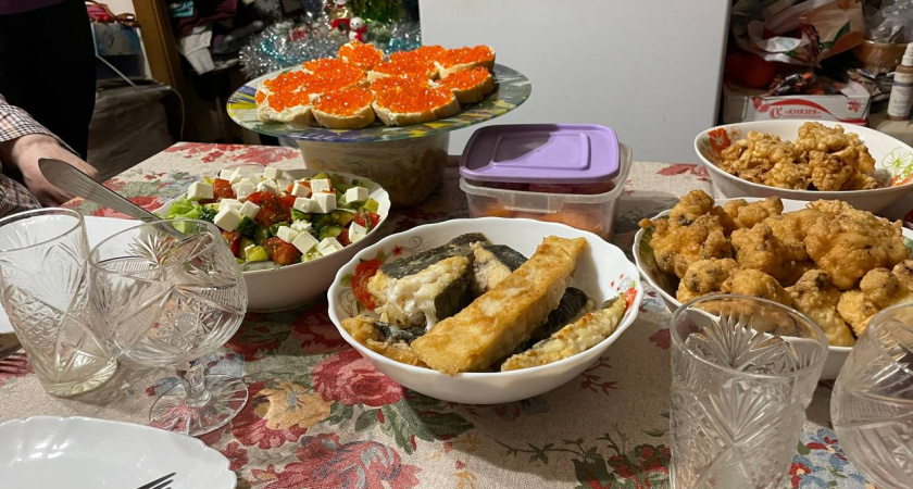 Без "Оливье" и "Мимозы": 5 бюджетных и вкусных салатов и закусок для праздничного стола в 2026 году - порадуйте Красную Лошадь