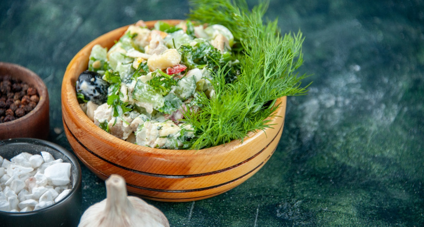 Все едят, но определить не могут. А салат из обычной селедки, сочетание ингредиентов просто невероятное