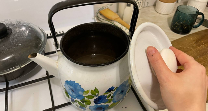 Не лимонная кислота и даже не сода: от накипи в чайнике нашла средство в 10 раз лучше – от известкового налета ни следа