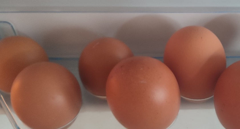 Кидаю в воду при варке яиц это средство: скорлупа слетает с них сама – лайфхак от ушлой соседки