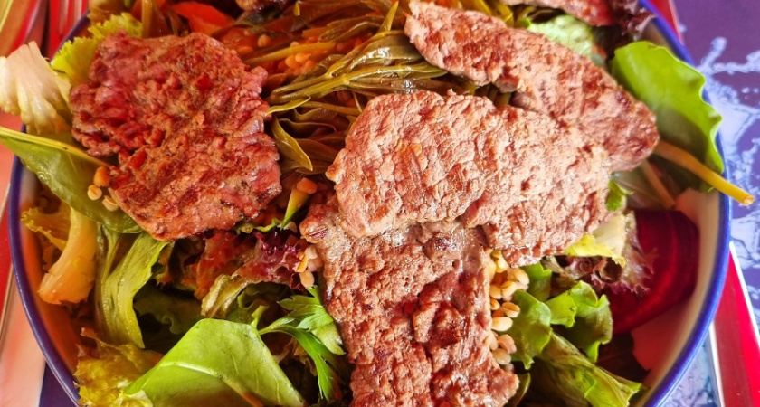 Пекинка, курица и никакого майонеза: легкий салат "Красотка" – шикарный перекус для истинных леди