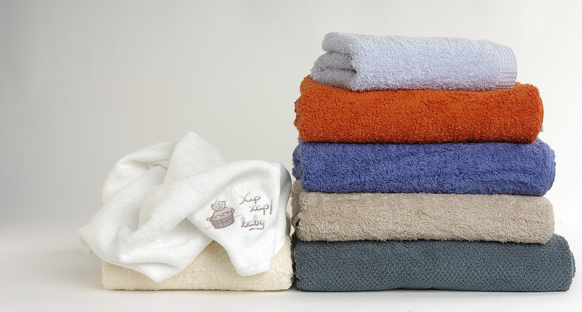 У меня даже старые 5-ти летние полотенца как новые. Достаточно раз в год замочить их в этом растворе - бережно вытягивает всю грязь