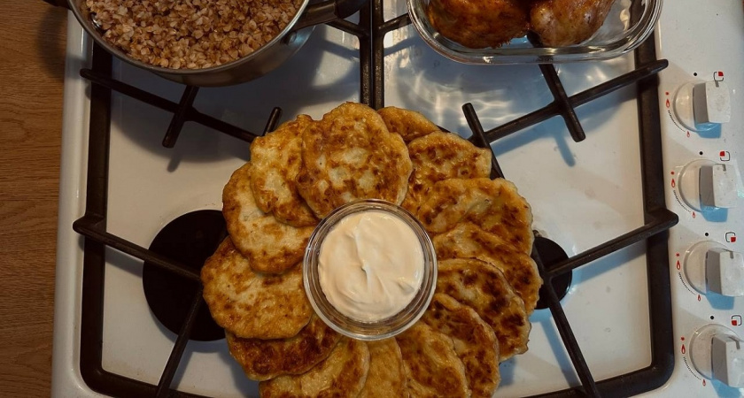 Не блины и не панкейки: готовим бисквитные оладушки – вкусно так, что за ушами трещит