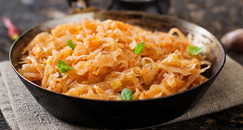 Аромат из детства: тушеная капуста с курицей, как у бабушки — простой рецепт с Грузинским характером