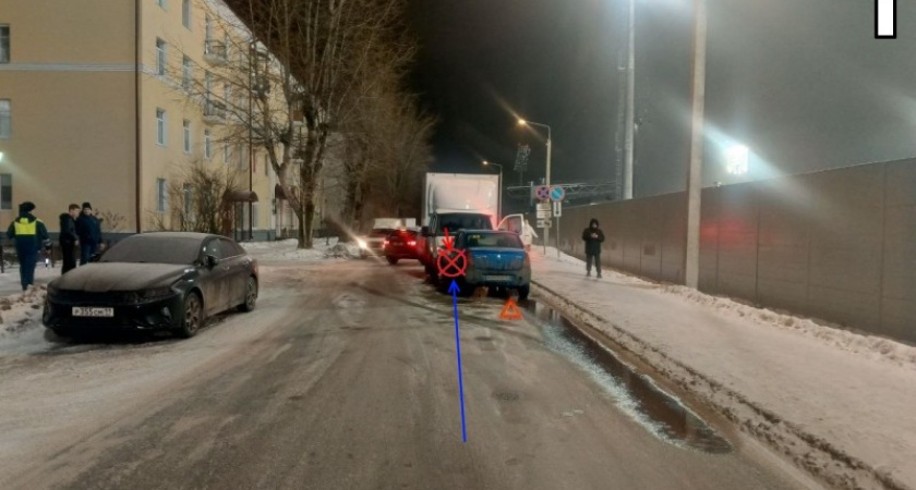 В столице Коми грузовик вылетел на встречку и врезался в легковушку