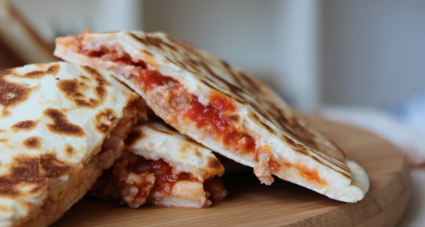 Жареный лаваш с колбасой и сыром: аппетитное угощение для гостей — сытно и быстро