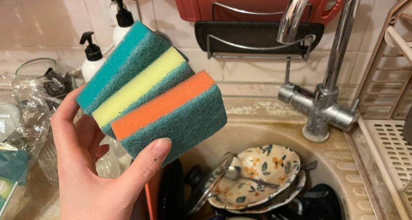 Выкинула вонючие губки для мытья посуды навсегда: нашла, чем их заменить вообще без расходов - странное, но гениальное решение