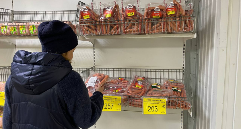 Подруга-продавец рассказала - зачем люди берут в «Светофоре» по 10-20 палок колбасы и по 20 кг сосисок