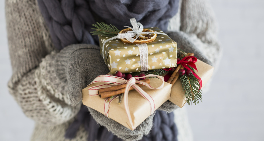 Идеи подарков родным и близким на Новый 2026 год: как выбрать талисман удачи в год Огненной Лошади