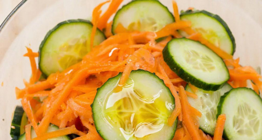 Можно смело есть даже на ночь и в любых количествах: простой салат из огурцов - хитрость в заправке