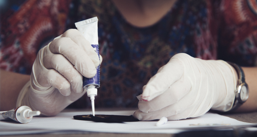 Проверено на себе: вот как я отмываю суперклей с кожи подручными средствами