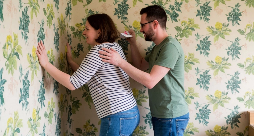 Как правильно клеить обои в углах: секреты идеальной стыковки без зазоров, перекосов и пузырей