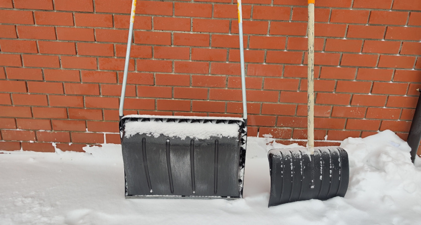 Умные хозяева снег лопатой давно не чистят - нашли для себя 3 других способа: они  удобнее во всем