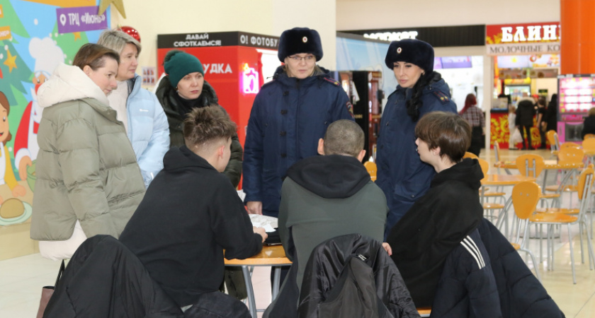 В Коми полицейские провели рейд по фуд-кортам для бесед с подростками
