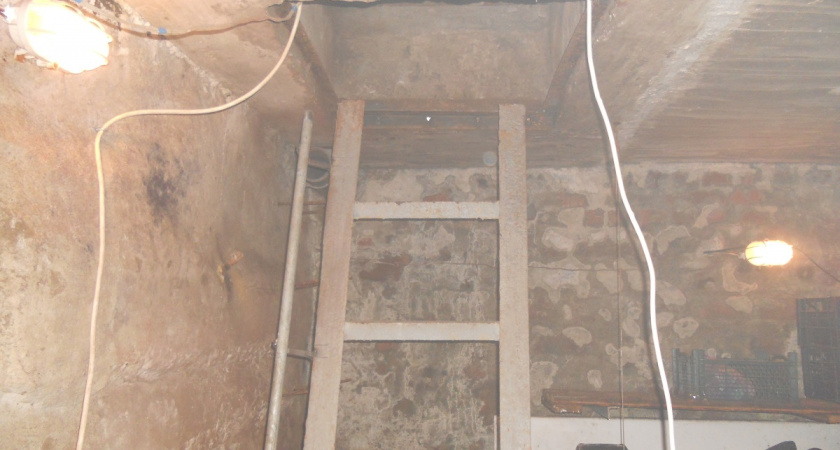 Мешок в угол – в погребе сухо как в Сахаре: никакого конденсата – потом и в огороде пригодится