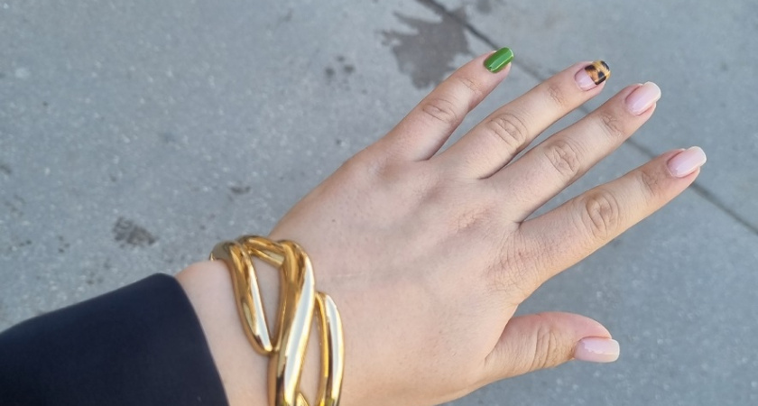 Ногти, притягивающие богатство: 6 цветов января 2026 уже называют главным денежным кодом Нового года