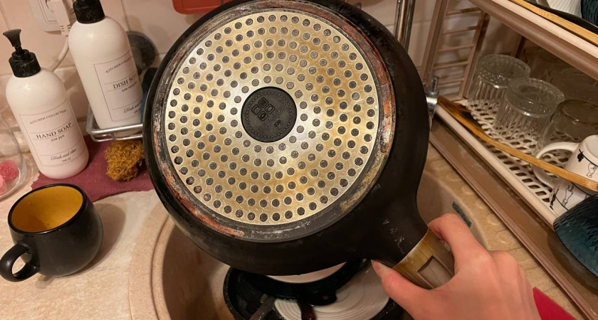 Два пакетика заливаю кипятком, и сковорода как новая: жир и нагар исчезает без следа