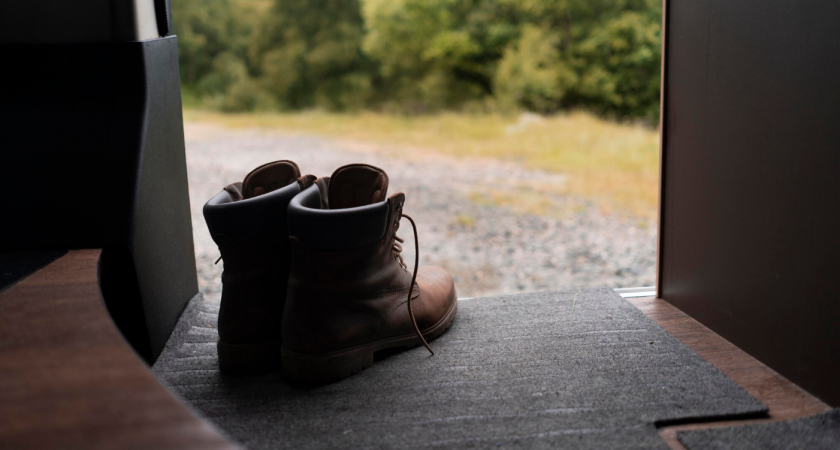 Не просто примета: почему на самом деле нельзя оставлять обувь на пороге - должен знать каждый