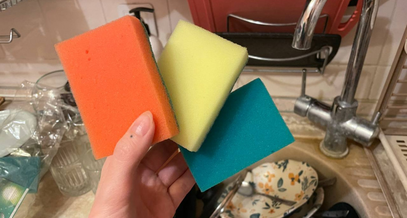 Только в 50 лет узнала, почему губки для мытья посуды разных цветов - не случайная «радуга», а система