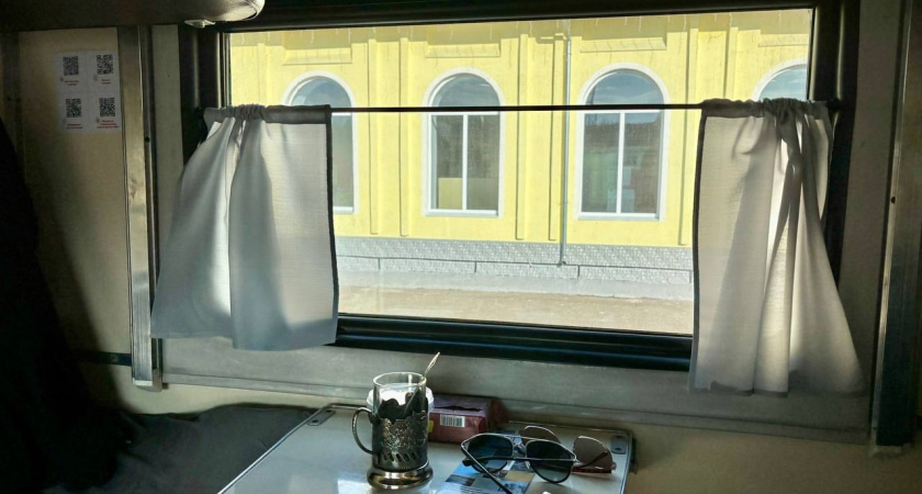 Купила место у окна по двойному прайсу, а проводница подсадила женщину с тремя чемоданами