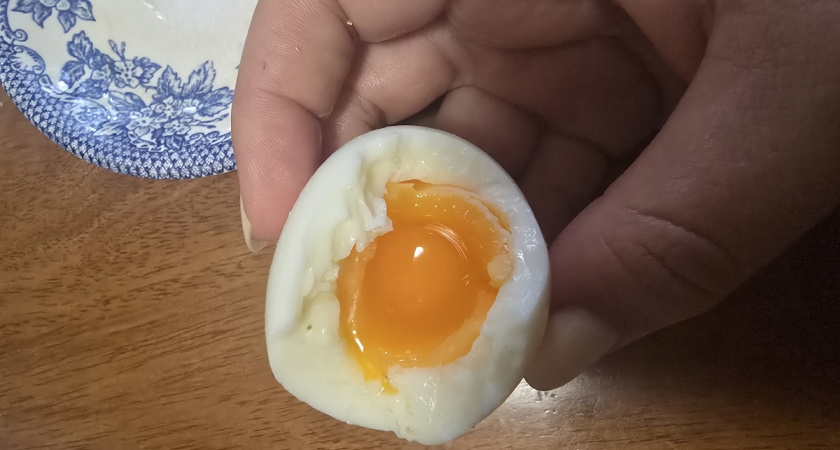 Научный лайфхак для идеального варёного яйца: что добавить в воду, чтобы чистилось в два счета
