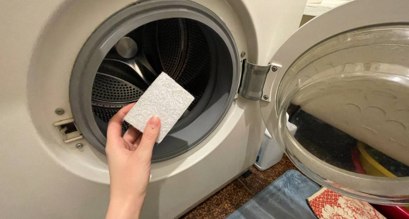 Зачем губку кладут в стиралку? 12 бытовых хитростей, которые действительно работают