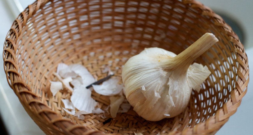 Как сохранить чеснок до весны: рабочие способы для городской квартиры